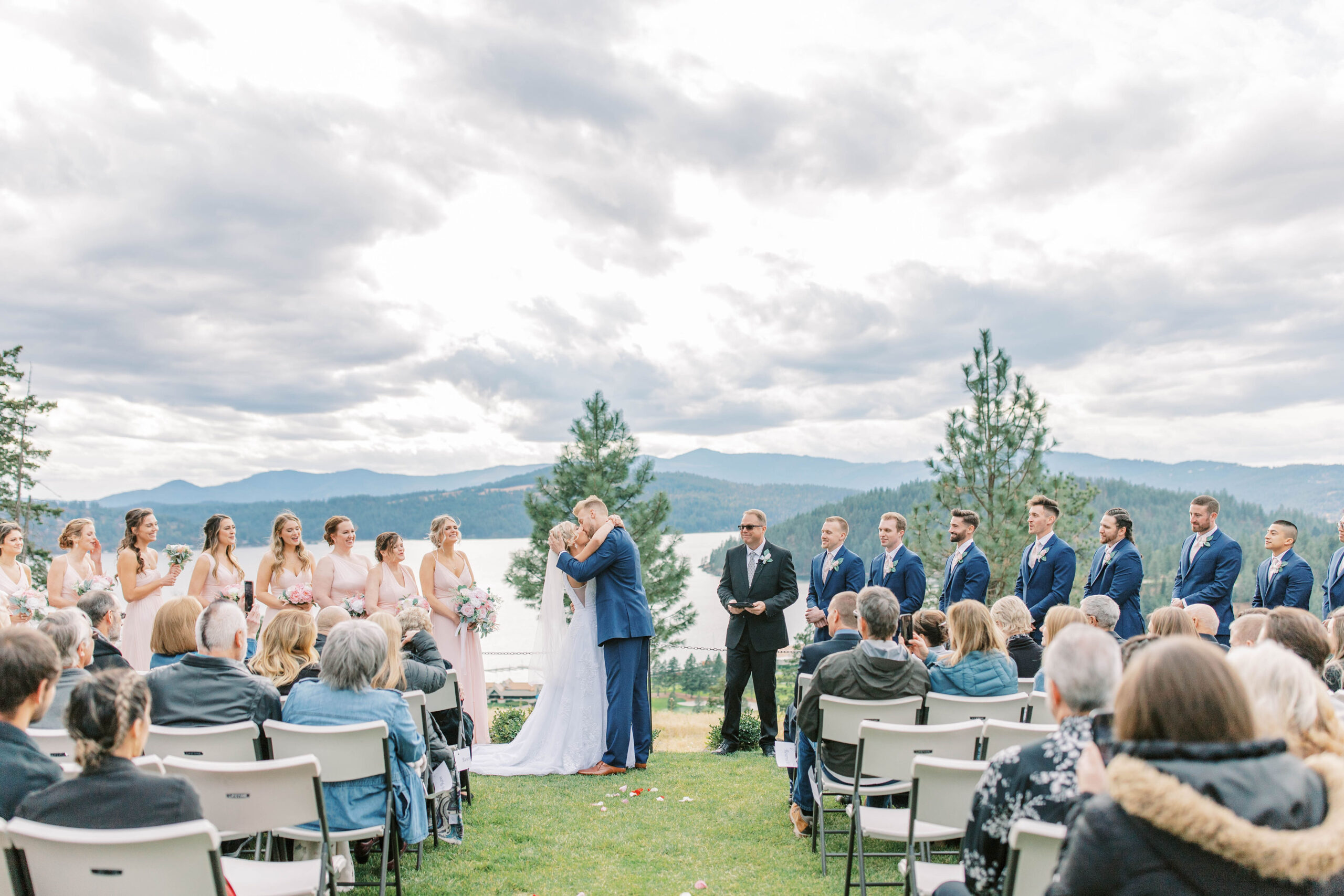 first kiss at wedding to show wedding photographer seo