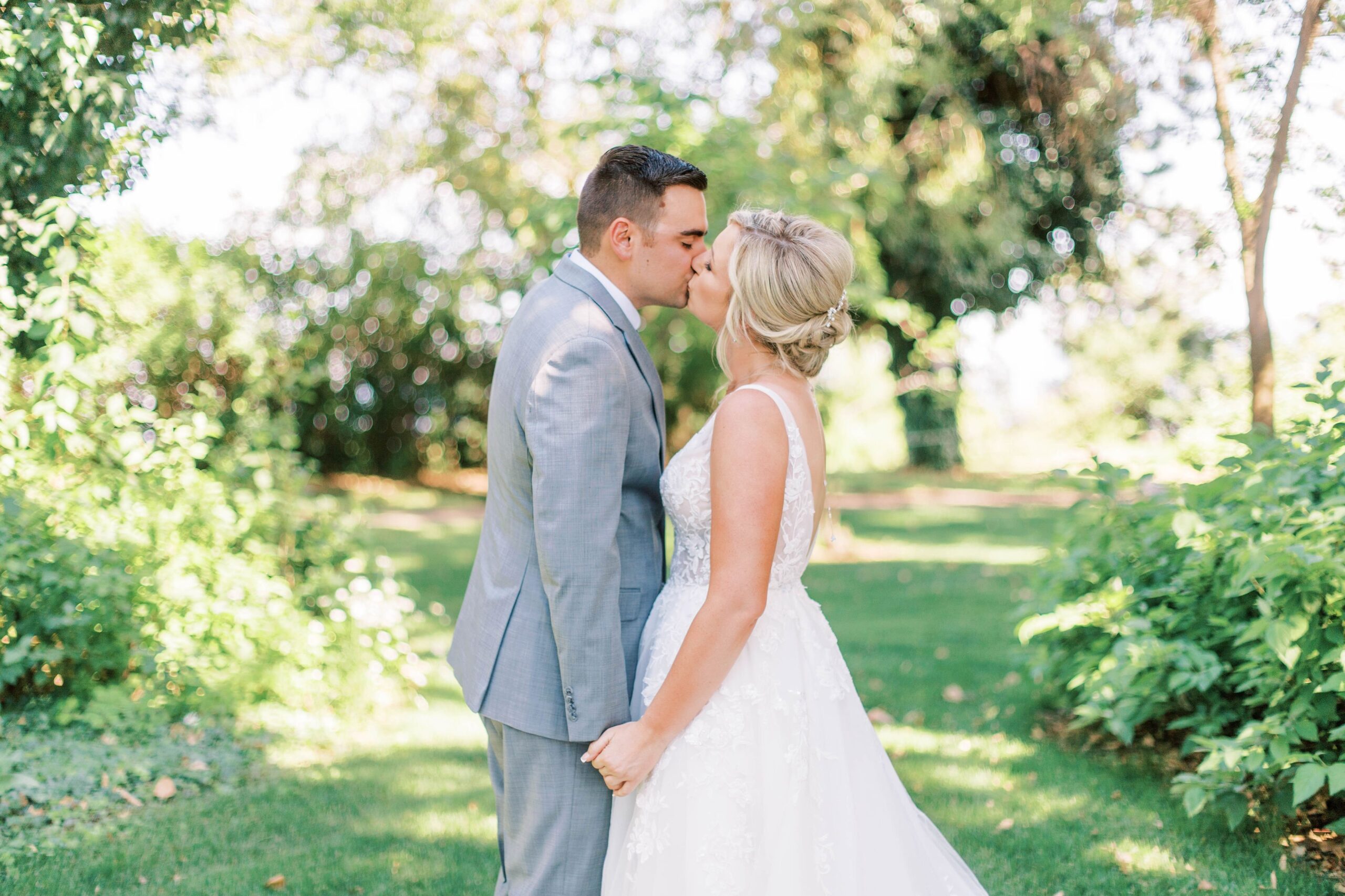 couple kissing at wedding to show blogging