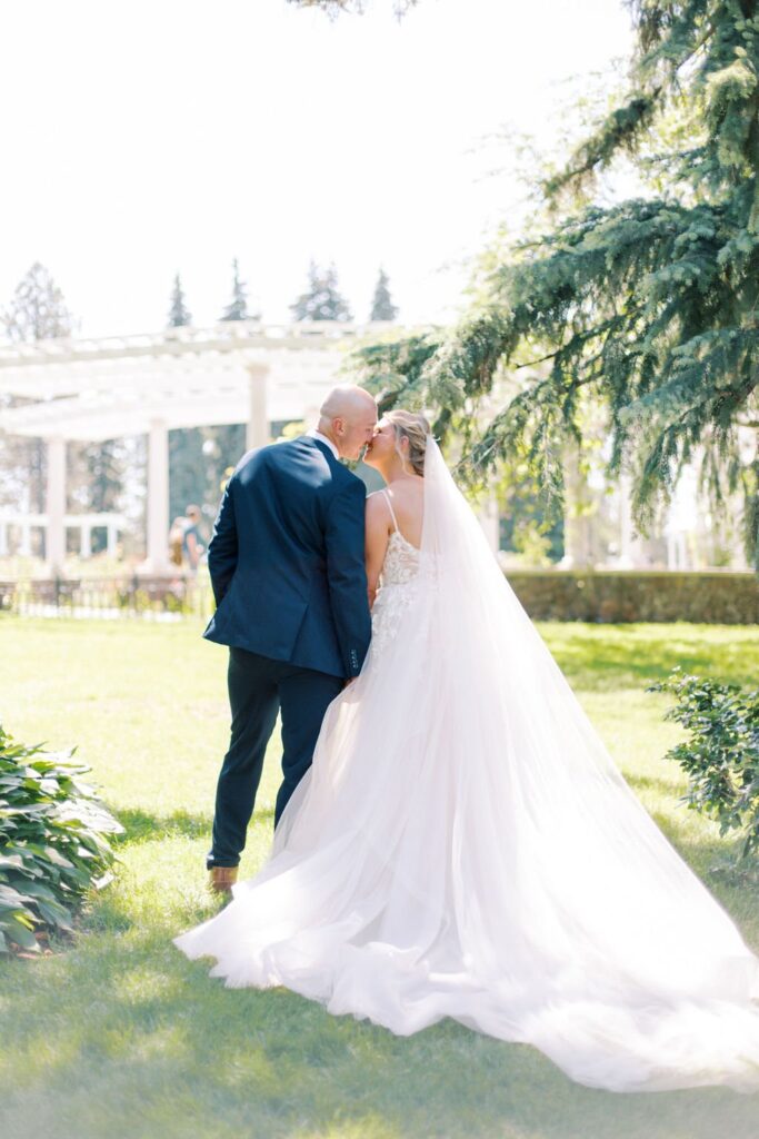couple kissing to show blogging for wedding photographers