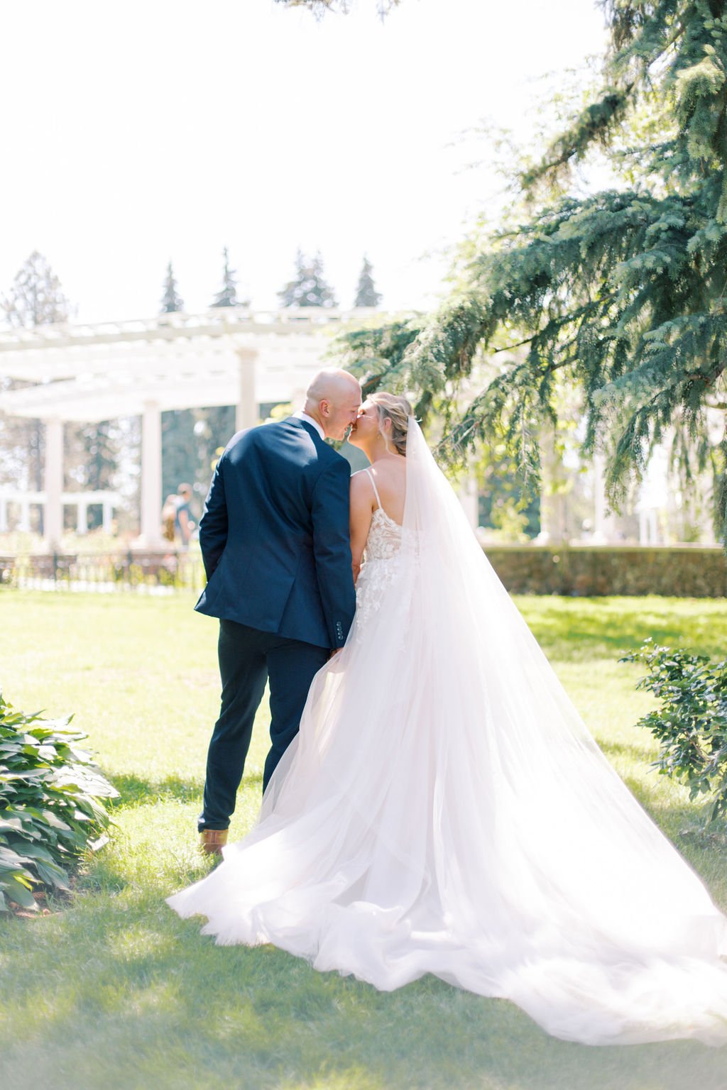 couple kissing to show blogging for wedding photographers