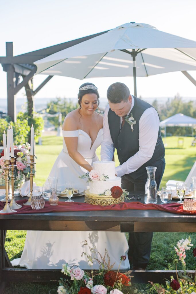 couple cake cutting to show best keywords for seo for wedding photographer