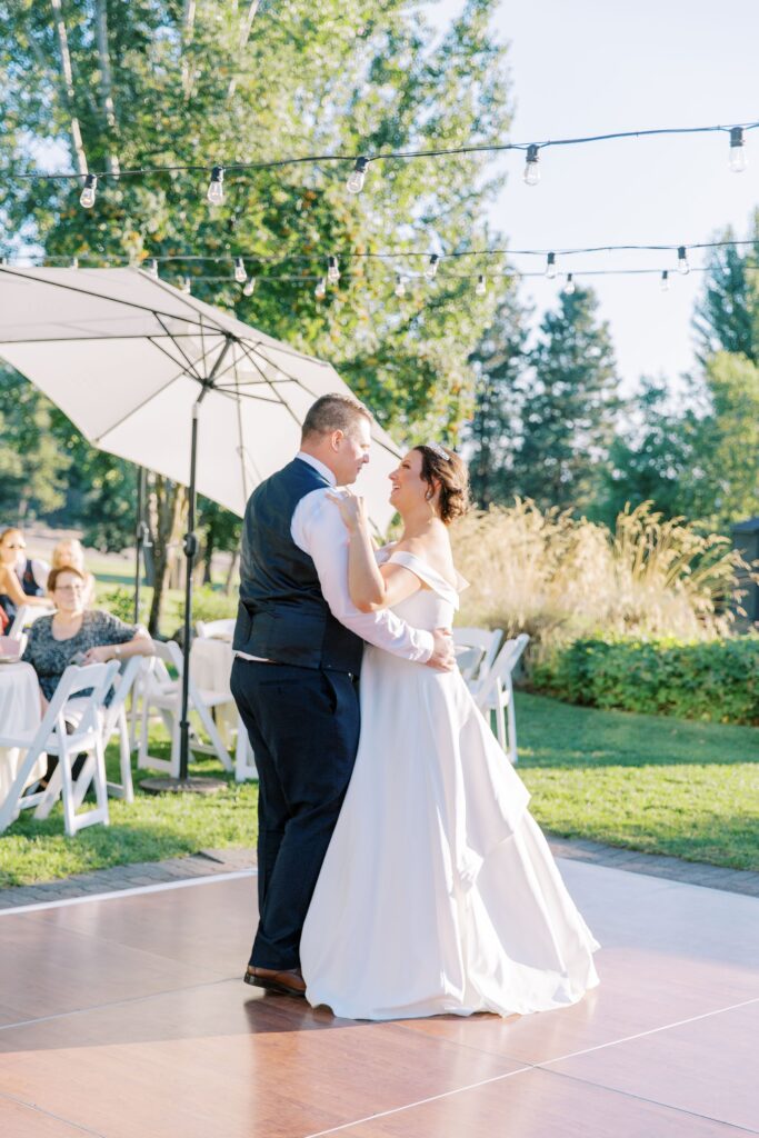 couple dancing to show best keywords for seo for wedding photographer